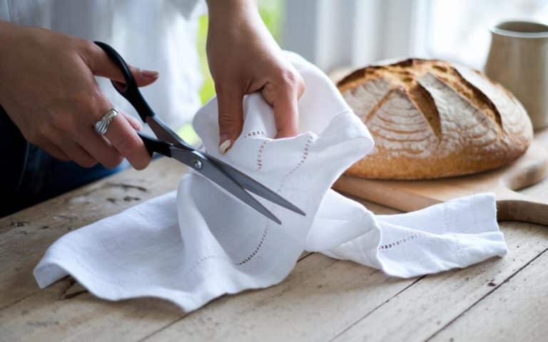 Ein altes vergilbtes Leinenlaken in 10 Minuten recyceln: Der von der ADEME bestätigte Upcycling-Tipp