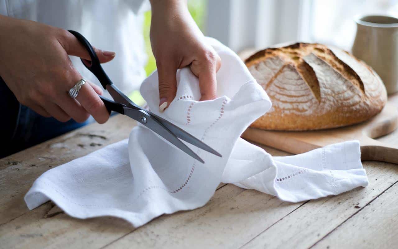 Ein altes vergilbtes Leinenlaken in 10 Minuten recyceln: Der von der ADEME bestätigte Upcycling-Tipp