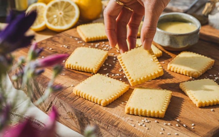 Hausgemachte Käse-Sesam-Cracker in 20 Min.: das knusprige Rezept für den Aperitif