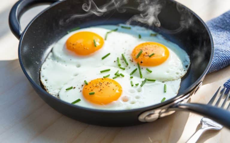 Leichtere Spiegeleier: Ich habe Butter und Öl durch einen Löffel Wasser ersetzt