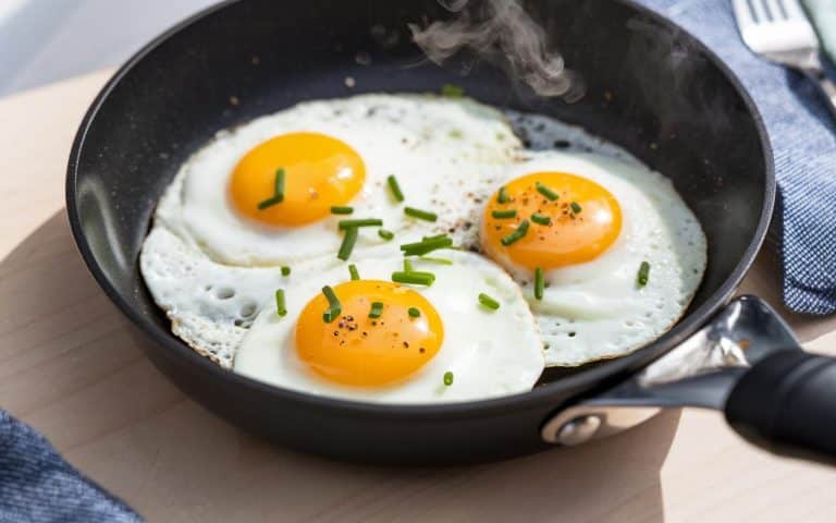 Spiegeleier ohne Öl oder Butter: der Wassertrick für ein leichteres, flüssiges Eigelb